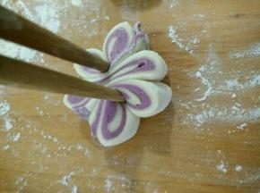 用筷子在中间位置夹紧。