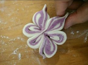 然后再捏一下花瓣尾部，如图所示。做好再饧半个小时，上锅蒸15分钟焖五分钟。