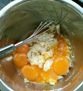 加入蛋黄，同样翻拌均匀。