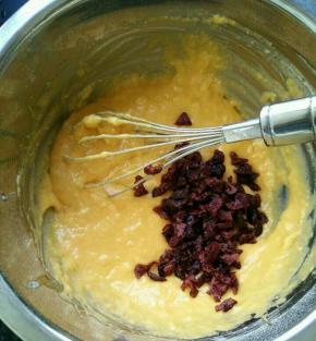 加入蔓越莓。(蔓越莓可以剪成小颗些。)