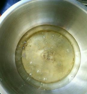 蛋清放在无水无油的打蛋盆里，加入几滴醋。