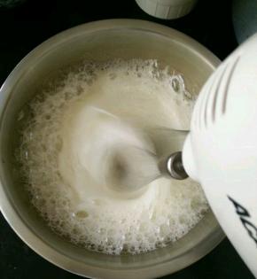 用打蛋器打到粗泡，加入三分之一白糖。