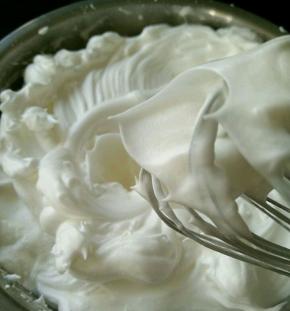 打到泡沫细腻时加入剩下的二分之一白糖，继续打到有明显纹路加入全部白糖。一直打到干性泡发，提起打蛋器有小而直的角。