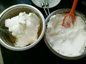 取三分之一蛋白糊加到蛋黄糊里，翻拌均匀。