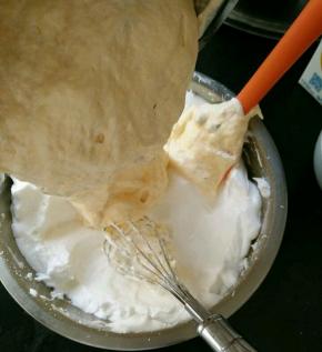 重新倒回蛋白糊里，继续翻拌至顺滑。