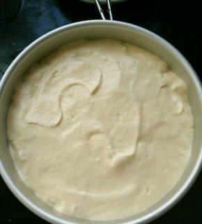 然后把蛋糕糊倒进蛋糕模具里，提起模具在垂直桌面上震两次，震出气泡。