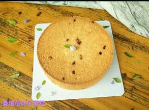 放到预热好的烤箱上管120度，下管110度烤60分钟左右，出炉倒扣凉凉。