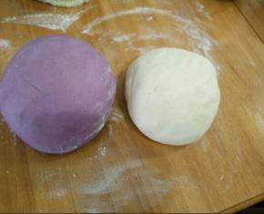 分别把两种颜色的材料混合均匀，和成面团。饧30分钟。
