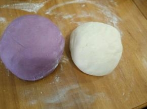 分别把两种颜色的材料混合均匀，和成面团。饧30分钟。