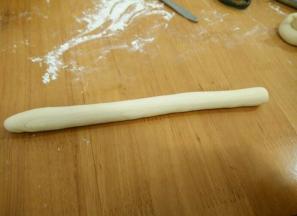 取适量白色面团，搓成条。(取多少克的面，取决于你想做大的还是小的鸟儿。)