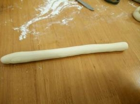 取适量白色面团，搓成条。(取多少克的面，取决于你想做大的还是小的鸟儿。)
