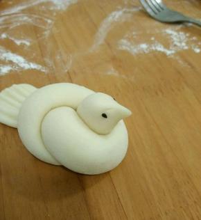 用两颗芝麻做小鸟的眼睛。