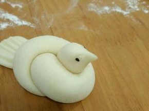 用两颗芝麻做小鸟的眼睛。