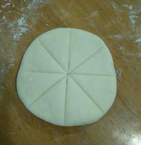 用刀压出纹路，不要切断。