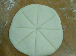 用刀压出纹路，不要切断。