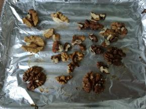 将核桃仁平铺在烤盘内，160度上下火烘烤5分钟。