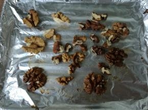 将核桃仁平铺在烤盘内，160度上下火烘烤5分钟。