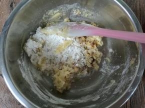 加入切好的核桃碎。