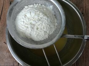 将泡打粉、小苏打与低筋粉混合筛入蛋黄盆内。