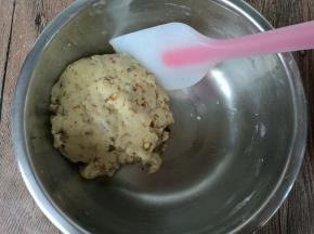 用硅胶刀混合压拌均匀。烤箱预热上下火175度10分钟。