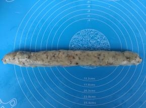 面团放案板上，整理成长条。