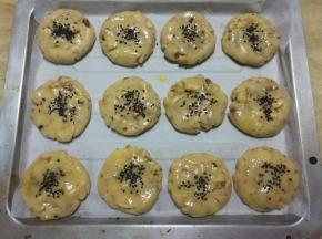 其他依次做好，放入铺了油纸的烤盘。刷上蛋液，撒上黑芝麻。