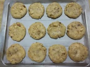 取一个小剂子揉圆，按扁。