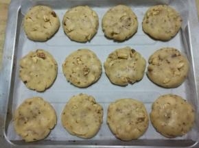 取一个小剂子揉圆，按扁。