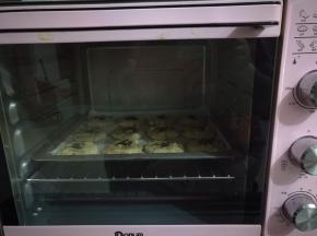 以上下火175度焙烤18分钟至表面金黄即可。