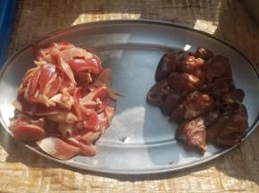 鸡心洗净去掉肥油划几刀，鸡胗洗净切片。