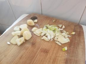 蒜瓣切碎，大葱切末。