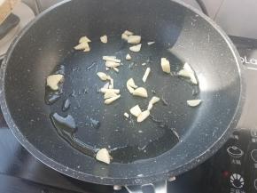 倒入蒜末炒香。