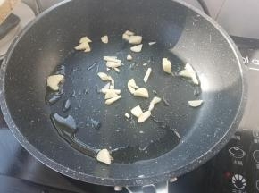 倒入蒜末炒香。