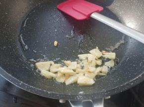 蒜末一定要超出香味，不要着急哟。