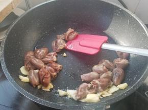 先倒入鸡心，翻炒均匀。