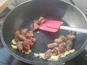 先倒入鸡心，翻炒均匀。