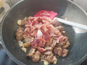 微微变色后加入鸡胗。