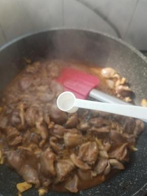 待完全炒匀加少许盐。