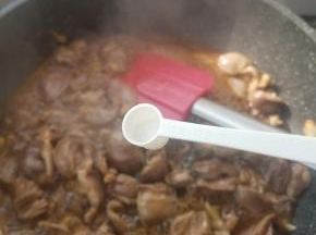 待完全炒匀加少许盐。