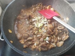 加入葱末，关火，利用余热炒匀。