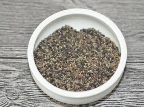 黑芝麻和奇亚籽放一起，混合均匀。