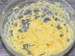 打至完全乳化（无油水分离状）