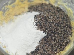 筛入混合粉，放入芝麻和奇亚籽