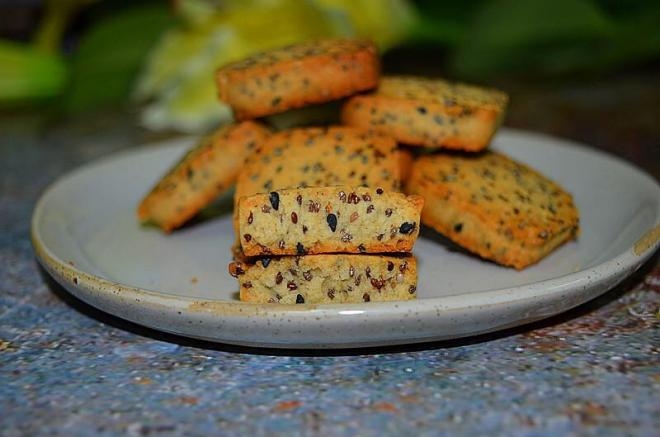 芝麻酱香奇亚籽饼干