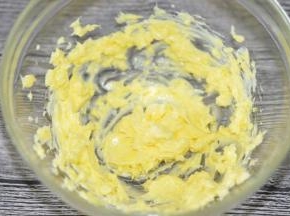 黄油软化至轻按有坑，用电动打蛋器低档打发至颜色发白，体积变蓬松。