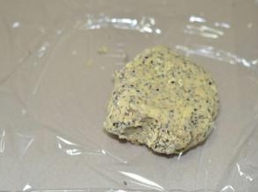 放到保鲜膜移至烤盘上整形