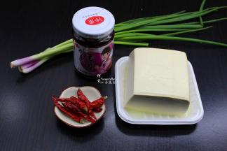 准备食材：香菇酱、豆腐、辣椒、香葱等食材；