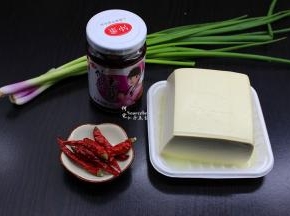 准备食材：香菇酱、豆腐、辣椒、香葱等食材；