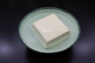 豆腐用盐水浸泡，这样的豆腐不易碎；