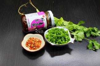 调料准备好，香菇酱，辣椒切碎、香葱、香菜洗净切好；